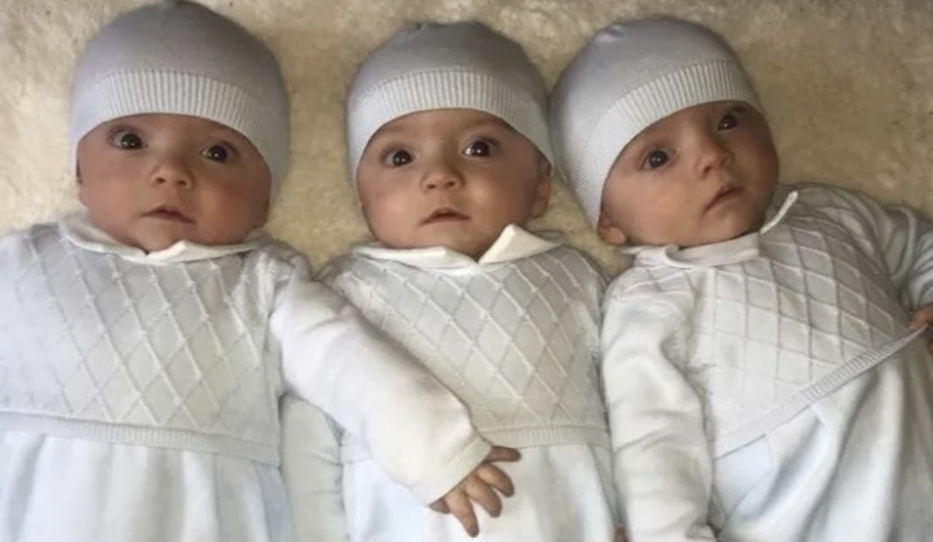 Коли я завагітніла, на першому УЗД нам сказали, що буде двійня. Ми з чоловіком були трохи вражені цією новиною. Це так тяжко. Старшій 10 років, і ми зважилися на хлопчика, а вийшло двоє. Але нічого вже не зробиш, будемо ростити ще двох. Адже це так чудово! У лікарні завжди запитувала у лікаря: «Все нормально? Мені здається, тільки один ворушиться ». Але лікарі завжди відповідали: «Все добре». На мій день народження приїхали батьки і сестри. Ми посиділи, відзначили. Я пішла відпочивати. На наступний день, рано вранці, біжу до чоловіка і кажу: » Вези в пологовий будинок «. Він привіз мене, і через годину я народила трійню.