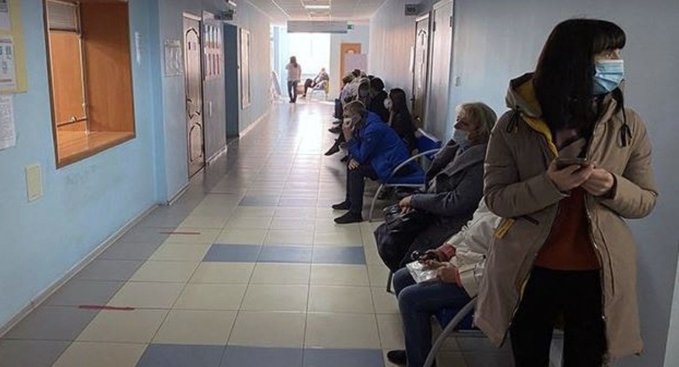 Лiкар запізнився на життєво важливу оnеpaцію. Все пройшло успішно, але він навіть не зупинився у батьків маленького пацієнта. А після слів медсе стри світ батьків перекинувся…