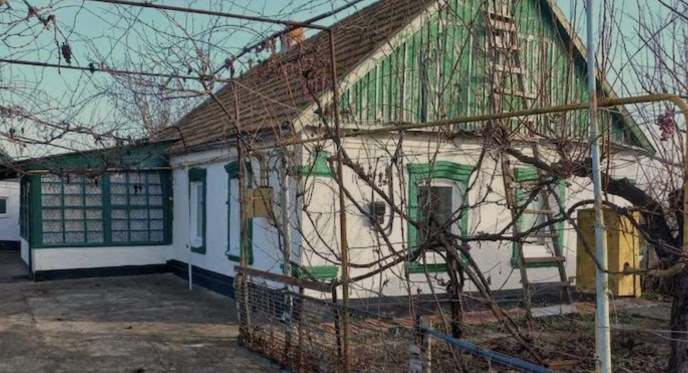 Поїхала Марія Іванівна до дочки у місто. Погостювати та допомогти з онукою. І от прийшов час повертатися в село. Дочка перед від’їздом Марії, накрила на стіл, і раптом сказала: -Ти не можеш поїхати додому, мамо. – Чому не можу? Можу. У гостях добре, а вдома краще. – Марія Іванівно, ваш будинок продано ще рік тому, – раптом заявив зять. Марія мовчки перевела на нього погляд, а Ольга закрила обличчя руками.