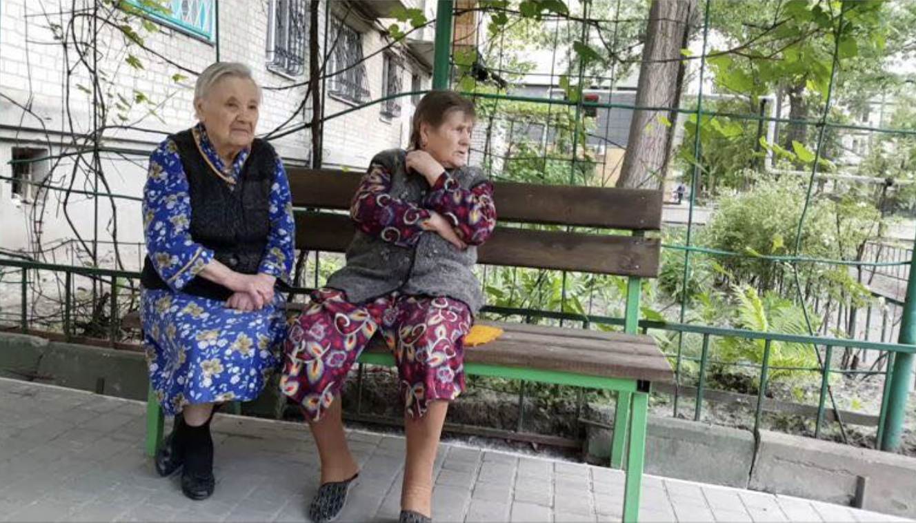 Одного разу, коли я сиділа зі старими у дворі, прийшла робітниця магазину, вона ж моя сусідка, і оголосила всім, що я не плачу борг..
