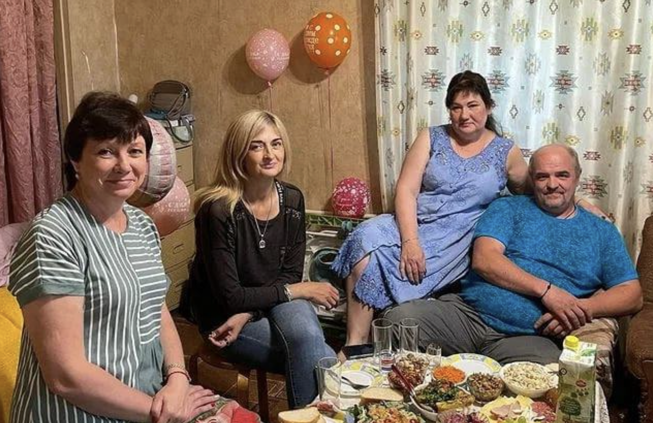 5 років я працювала закордоном, аби допомогти синові з іпотекою на житло. А потім вже й собі на спокійну старість та ремонт у хаті відкладала. Цього місяця приїхала та й купила нову кухонну техніку, плитку у ванну, ліжко. Ще й сонячні панелі поставила на дах. Тоді на новосілля до мене приїхали діти з онуками, так ще й сваха припхалася. І ОТ ЧЕРЕЗ ЇЇ ДОВГИЙ ЯЗИК ВСЕ НОВОСІЛЛЯ ЗІПСУВАЛОСЯ! Не думала, що пані Наталка виявиться такою підлою та гнилою людиною.
