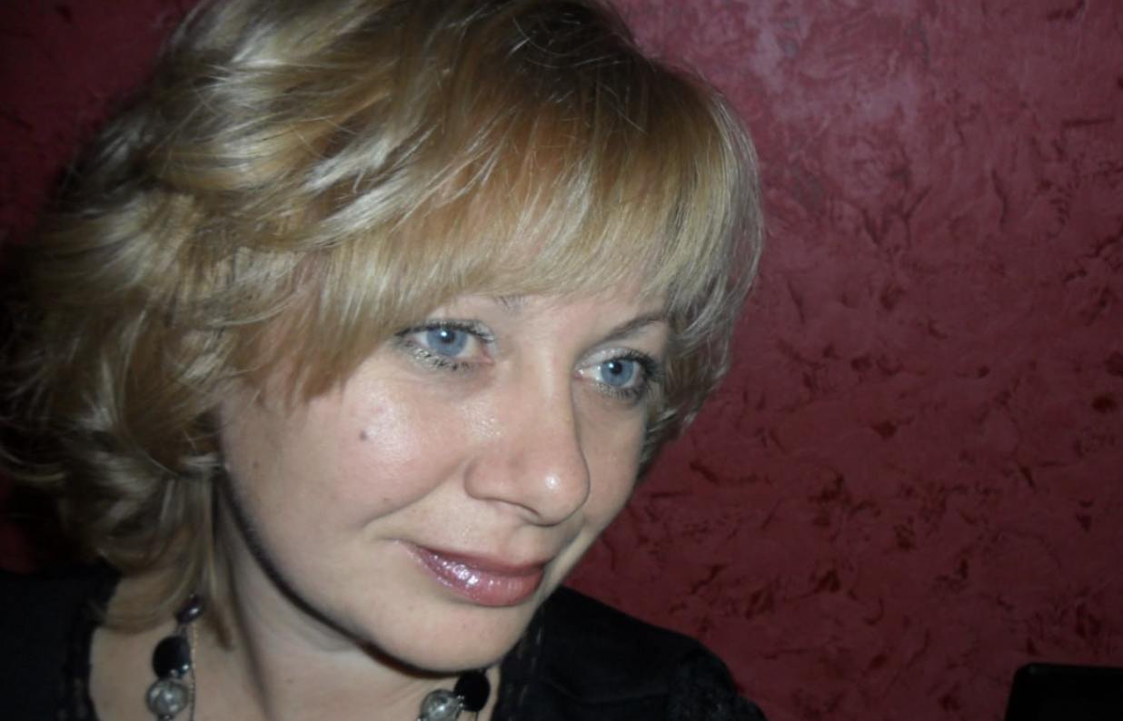 Я прийшла до чоловіка в офіс, хотіла поговорити, та двері його кабінету були зачинені. Тож я сіла зачекати. І за кілька хвилин хтось відчинив замок зсередини. Раптом вийшов Данило. Усі в офісі опустили голови. Все стало ясно.  Зараз поділюся з вами своєю сумною історією, можливо, ви дасте якусь мудру пораду…