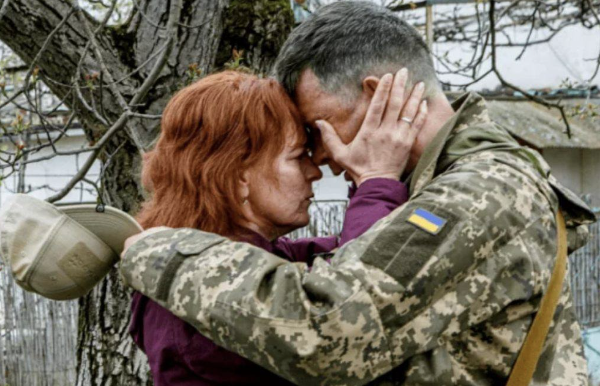 Два роки мій чоловік не був вдома у відпустці. Каже, що його просто не пускають. Я не розуміла, як таке може бути. А нещодавно в нас народився онук. Я подумала, що це вже поважна причина. І тоді Рома зізнався, розповів мені всю правду.