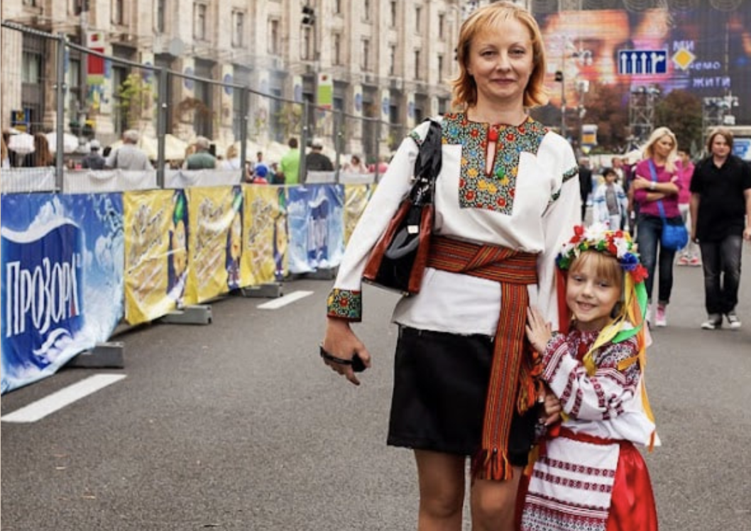 Добрий день! Я вас слушаю! Хотіте дать ребенка в наш садік? – Мене немов окропом облили, коли я почула ворожу мову. І це говорила не якась там вихователька Донецького закладу, а завідувачка столичного садочка.  Врешті мені все ж довелося віддати доньку на виховання в заклад, та згодом дитина почала розповідати такі дивні речі. Не уявляла, що таке може коїтися в освітній установі в наші важкі часи.