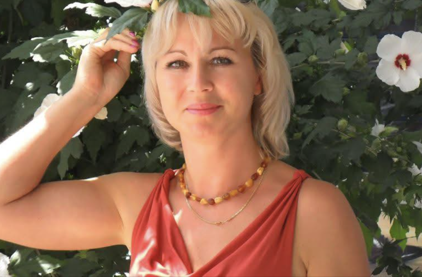 У свої сорок років я все життя прожила під одним дахом з матір’ю, так і не створивши власну родину та не з’їхавши. Вимоги моєї матері стали головною перешкодою для мого особистого життя. Вона наполягає на тому, що моє життя має обертатися тільки навколо неї, стверджуючи, що я зобов’язана їй за те, що вона мене виростила. “Чоловіки тільки ускладнюють твоє життя”, – говорила вона, відмовляючи від будь-яких стосунків, вселяючи, що добрих чоловіків не залишилося..
