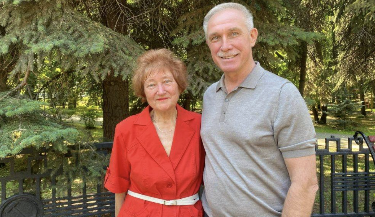 Я вже 8 років як розлучена. Чесно, вже й не думала знайти кавалера. Бо вік поважний, хто на мене взагалі гляне – 40 з хвостиком, тут не до любовних пригод. Але сестра вирішила звести мене з її знайомим, Богданом. – Жінки його з руками і ногами відірвали б! А ти он носом крутити починаєш! – вмовляла вона. От я вирішила ризикнути та й пішла на побачення. Вроді все добре минуло, я навіть майже закохалася. Якби не одна річ, якою Богдан мене дуже здивував та навіть засмутив. Тепер не знаю, як бути далі. І чи варто взагалі продовжувати ці стосунки?
