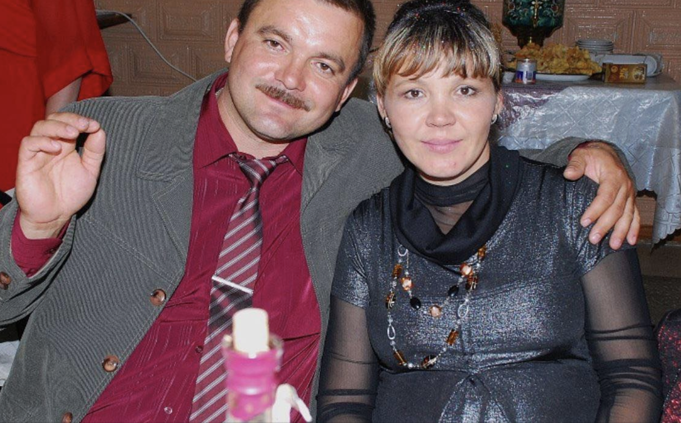 Того дня чоловік повернувся з роботи і одразу зажадав від мене вечерю. Я йому пояснила, що сьогодні мала день відпочинку. Я ходила до салону краси, робила манікюр, зустрілася з подругою. Часу на приготування вечері в мене не було. І тут він почав на мене kричати. «Я цілий день працюю, щоб ти могла ви трачати кращі на салони краси. А ти навіть не можеш зварити якогось супу. Що мені та сину їсти ввечері?»