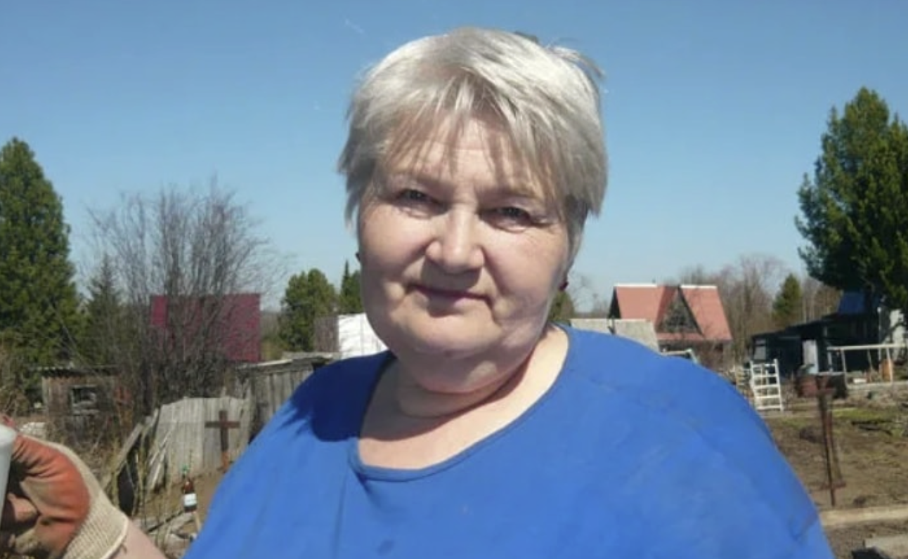 Галі в Італію зателефонувала молодша дочка і сказала, що виходить заміж. Жінка випросила у сеньйори відпустку на місяць. Вирішила нікому нічого не повідомляти, а зробити сюрприз. Але сюрприз чекав саме її У Галини підростало дві дочки. З роботою не ладилося, чоловік намагався з останніх сил зводити кінці з кінцями — нічого не виходило.