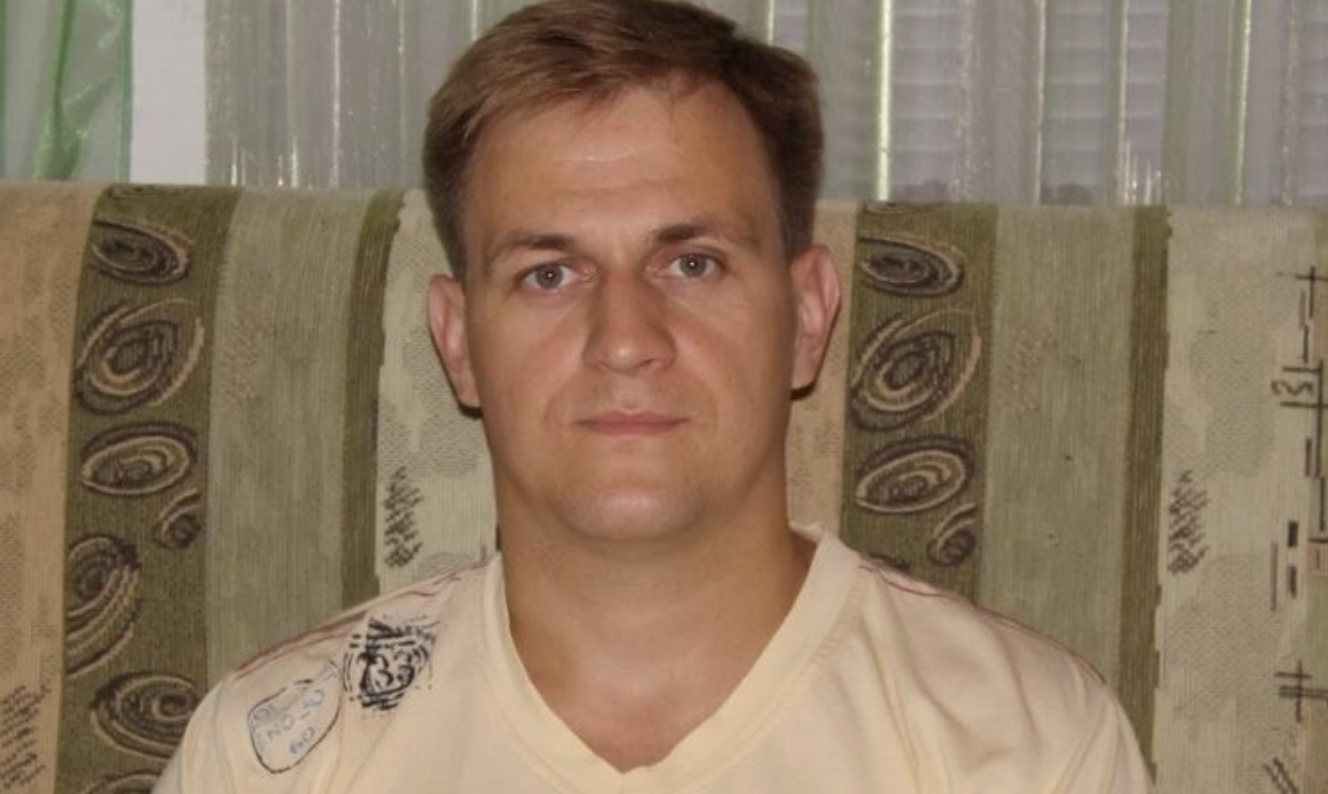 Після 12 років шлюбу я завів роман, не звертаючи уваги на те , що моя дружина, Ганна, була самовідданою медсестрою та втіленням ідеальної домогосподарки. Незважаючи на її бездоганність, іскра між нами згодом згасла. Ми вели окреме життя: я прилипав до телевізора, а вона поралася на кухні, і згодом спілкування між нами зійшло нанівець. Спроби вирішити проблему нашого віддалення один від одного наштовхувалися на її заперечення будь-яких проблем. Потім, на корпоративі, дівчина на ім’я Наташа зачарувала мене своєю легкістю і відкритістю, контрастуючи з порожнечою в моєму шлюбі. Наш зв’язок поглибився, помилково прийнятий мною за кохання. Коли я зізнався у всьому Ганні, вона мовчки зібрала мої речі і вигнала з дому – жест, що означає кінець. Я переїхав до Наташі, але…