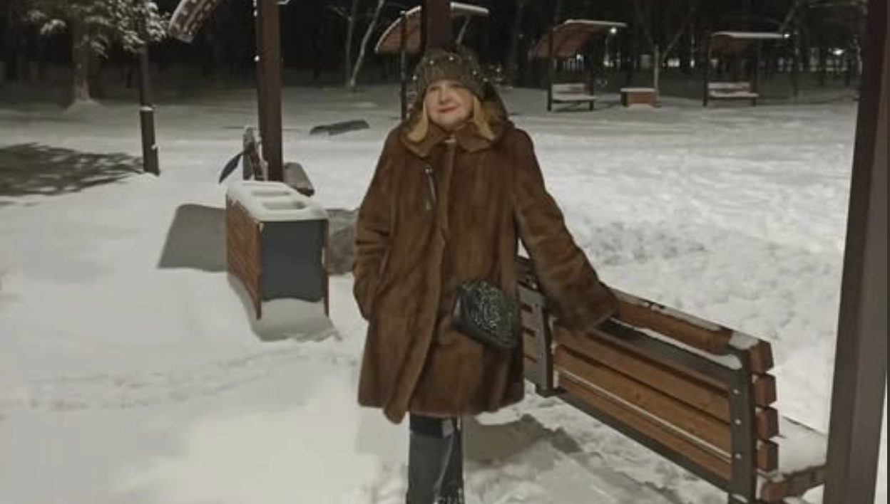 Коли я повернулася додому на свята, привізши з собою 2 тисячі євро та гостинці, вирішила зробити сюрприз чоловікові. Але замість радості на мене чекав шок: двері відчинила сусідка, одягнена в мій халат і капці.