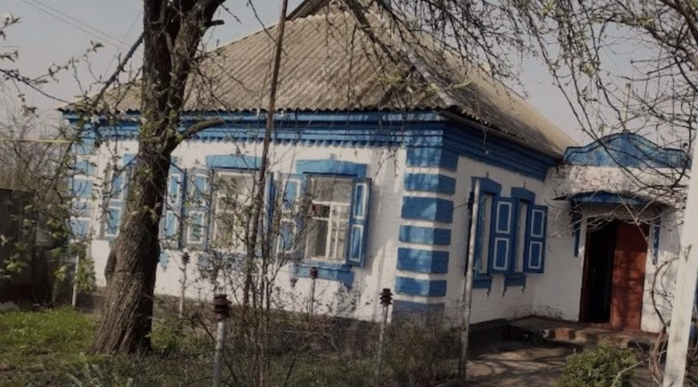 Галина Петрівна встала рано. Подивилася в небо і тихенько прошепотіла: – Ех, Вітя, Вітя. Як же мені тебе не вистачає. Кинув мене тут одну. Сьогодні жінка запланувала з’їздити на могилку чоловіка. Віктор наснився вчора. Галина зібралася і вирушила в дорогу. На цвинтарі було тихо. Підійшовши до огорожі, жінка зупинилася, не вірячи своїм очам. -Та що ж це. Вітя. Та як же так. Хто ж це зробив? – здивувалася Галина…
