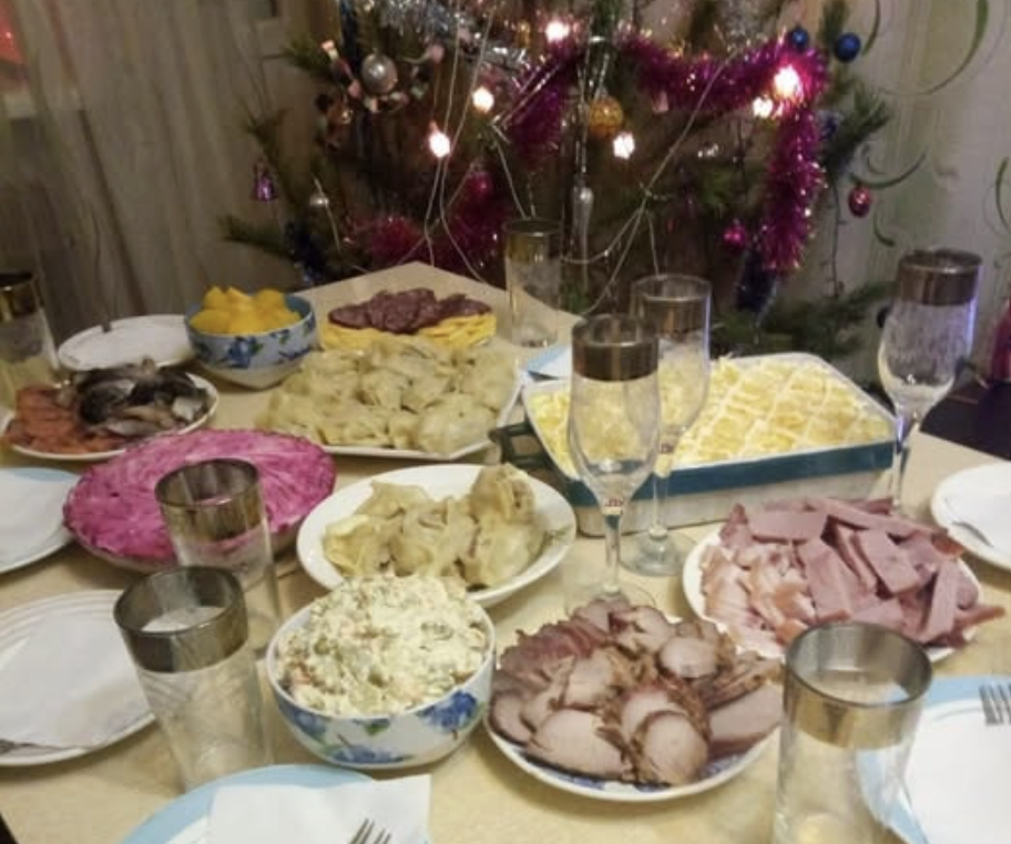 Не виношу новорічних свят. Все тому, що чоловік, свекруха та інші родичі суворо дотримуються своїх «традицій», а з мене зробили слугу. За п’ять років нічого не змінилося, хоч би скільки я намагалася: просила, ставила ультиматуми, навіть пропонувала поїхати в гори. Я чудово розумію, в чому справа все через свекруху. Чоловік просто не хоче залишати її одну… Зараз розповім вам свою історію у коментарях. Можливо, ви зможете дати мудру пораду, як врятувати свято  казали сусіди…