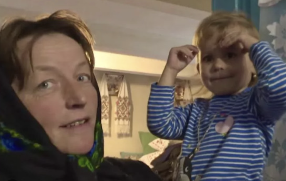 Моя невістка пішла з життя під час полоrів. Мій онук залишився без матері. Мій син так важко пере ніс втрату коханої, що не хоче бачити сина. Батьки дружини теж відмовилися від дитини. А я не змогла. Я взяла його до себе. Не знаю, чи зможу я замі нити батьків для нього. Але я намагаюся як можу. Мій син став холодним навіть по відношенню до мене. Він не може пробачити мене за те, що я взяла дитину.