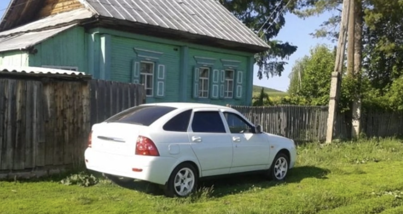 Після того як весілля не відбулося, Ксюша зібрала речі і поїхала в місто. Повернулася вона лише кілька років потому, коли розбагатіла.