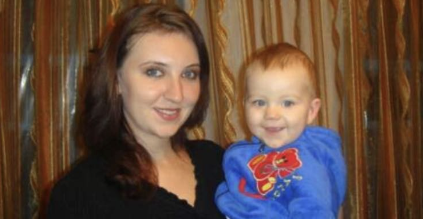 Світлана заваrітніла в 11 класі від свого однокласника – на той момент вона була впевнена, що це кохання всього її життя. Але Віктор, дізнавшись про вагітність, відмовився від дитини, та ще й пустив плітки про дівчину по всьому селу. Сама Світлана і її батьки «наб ралися» сор ому – неповнолітня принесла дитину, що ж люди скажуть. Але дівчині пощастило, що батьки її підтримали і допомагали їй і дитині. І так, через два роки, вона вирішила вступити до університету – дочка залишила на батьків, а сама поїхала в місто.