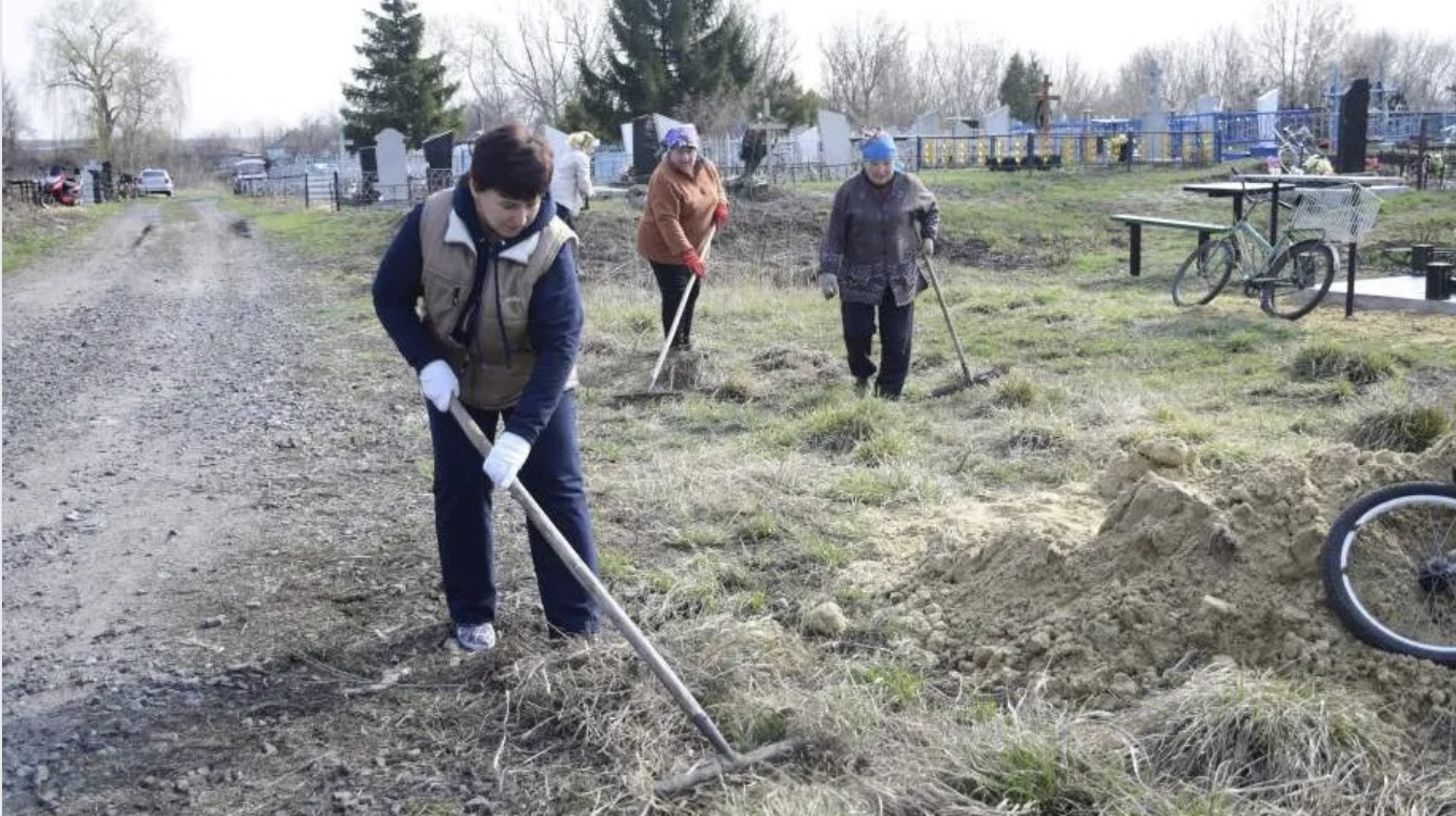 Парафіяни, схаменіться! – кричав священник на проповіді, коли почув про нашу традицію на поминальні дні. Я з невеличкого села на Львівщині. У нас є певна традиція – готуватися до поминальних днів. Деякі сусіди в цей час ходять на кладовище, прибирають могилки, саджають нові квіти, малюють огорожу, сапають траву. Але у нашому селі знайшлися такі “унікуми”, інакше не скажу.