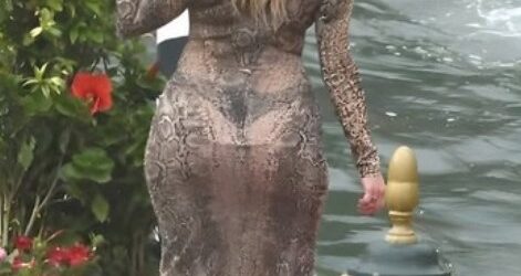 Вона з’явилася одягненою провокаційно, але як ніколи раніше! І це ще не все! Ось як виглядає сукня артистки спереду. ФОТО