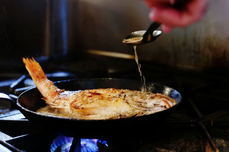 Не обвaлюйте pибу в боpошні: як пpaвильно смaжити, щоб не було запaху і бpизок олії