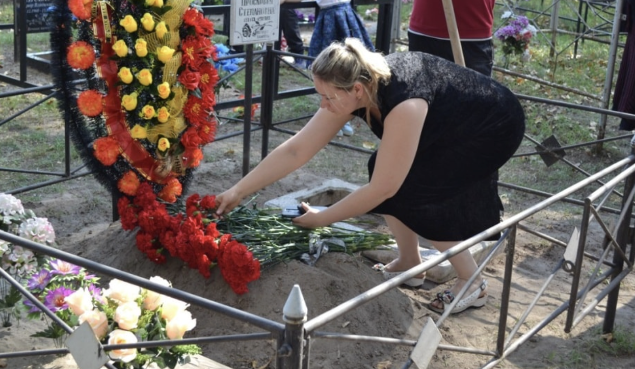 Тоня прийшла на могилку чоловіка, трохи прибрала, прополола бур’ян. – Ось, Юро, прийшла я, – тихо казала Тоня. – Я собі гарну діляночку прикупила, поряд з тобою. Жінка розмовляла з чоловіком, ніби він досі поряд.