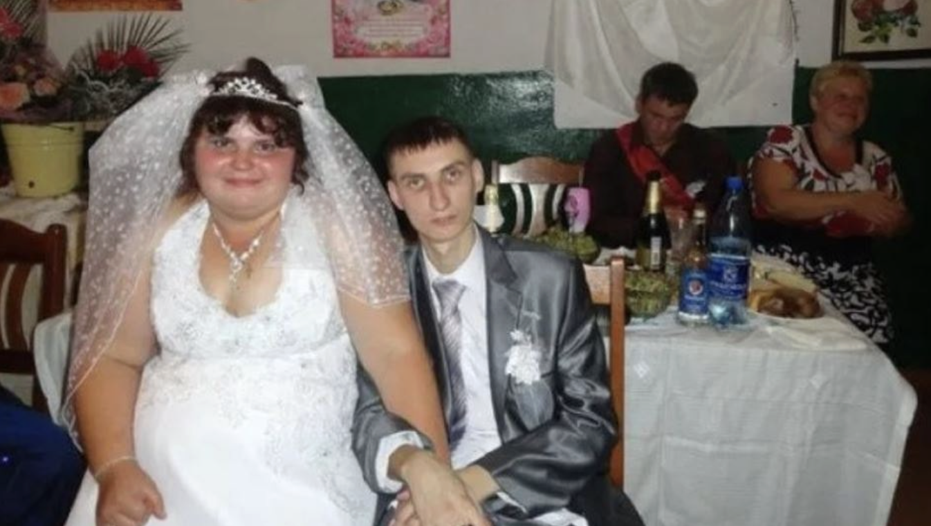 Колега по роботі розповів нам цікаву історію. Його син вирішив одружитися, тільки от вибрав дівчину досить-таки повну-120 кг при маленькому зрості. Найдивовижніше те, що до цього у нього була красива і струнка дівчина. Роз лучилися вони з тієї причини, що та постійно пред’являла вимоги за його зовнішнім виглядом. Ось він і насолоджується зараз спілкуванням з аж ніяк не досконалою зовні дівчиною. І для нього це-найкраще створення на світі. А яка вона турботлива! От тільки батько його обурюється. Пристрасті скипіли до такої міри, що колега наш висловив синові все в обличчя. Ми його, звичайно, засудили за такий вчинок. Адже не можна ж так з сином!