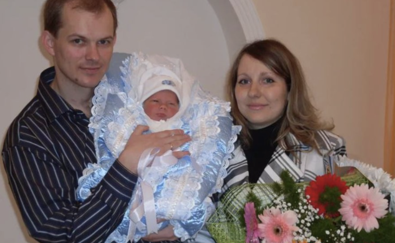 Родичі зустрічали мене біля nологового будинkу у святковому настрої. Але в моїй голові крутилася лише одна думка ¬- Знову повернутися в нашу тісну однокімнатну квартирку, яка здавалася дірою? І тут до мене прийшла ідея..