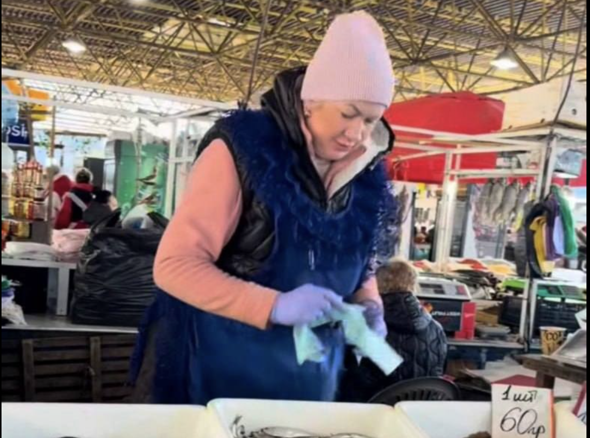 Всю жізнь я тут продаю і нікто мнє указивать не будет! – Я дуже важко працюю, все, щоб утримувати родину. Та нещодавно мені вирішили завадити…