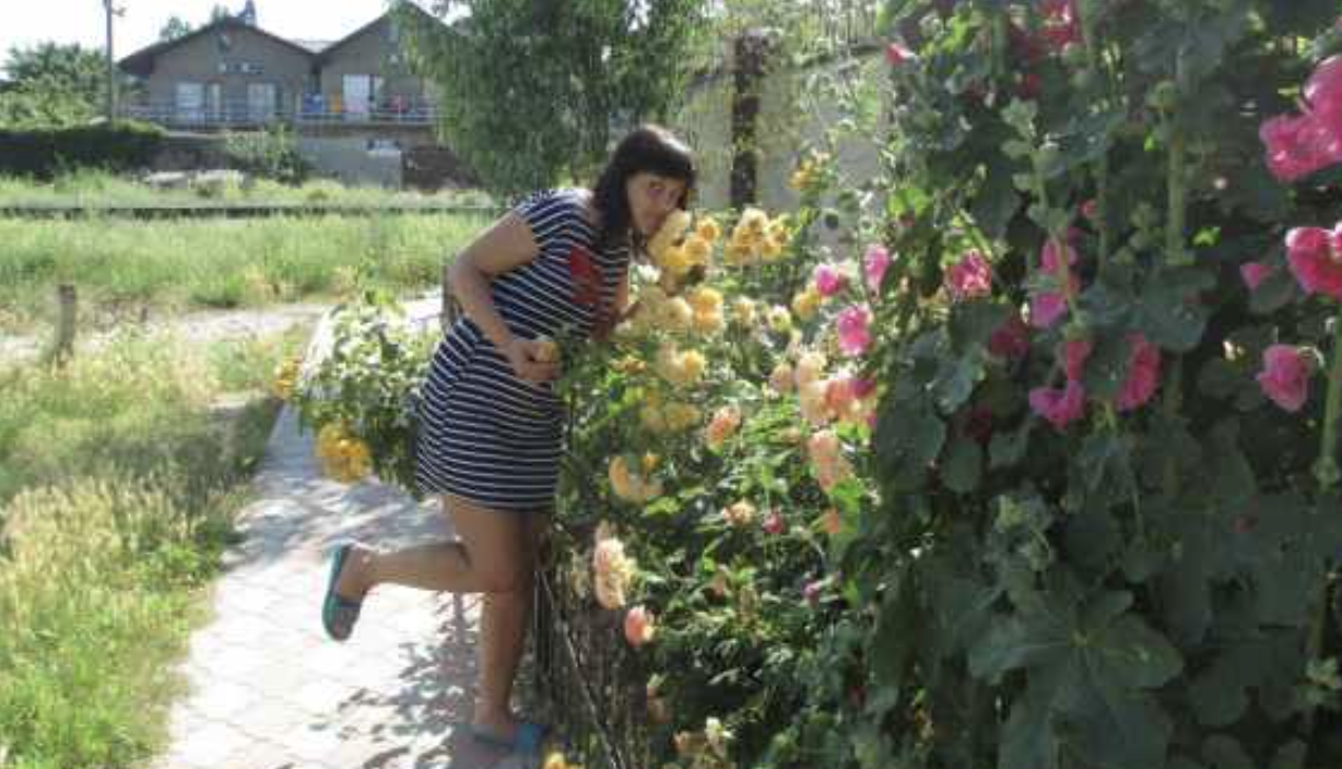 Може, Ігорю ти сам поїдеш на цей ювілей, все-таки ти ж його рідний брат. Правда, мені дуже хочеться зустрітися з Тетяною, – сказала вона про дружину Захара. – Все-таки ми завжди дружили і їздили один до одного в гості… А як приїхати до них на ювілей і заявити, що ми розлучаємося? …В село з міста автобусом їхати треба чотири години, а машина їхня старенька стояла у гаражі вже третій місяць.