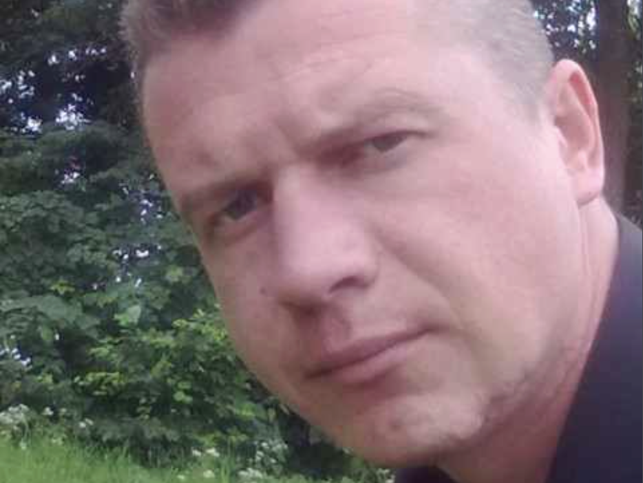 Ольга на селі була першою красунею. Білява коса, сині з поволокою очі. Бігали за нею багато хто. Петро теж зітхав за нею, але реально оцінював свої шанси. Він особливою красою не блищав, зате був надійним, як та скеля. А Ольга паморочила хлопцям голови й ні про що не здогадувалася. Особливо бурхливий роман у неї був із Валерою, сином голови.