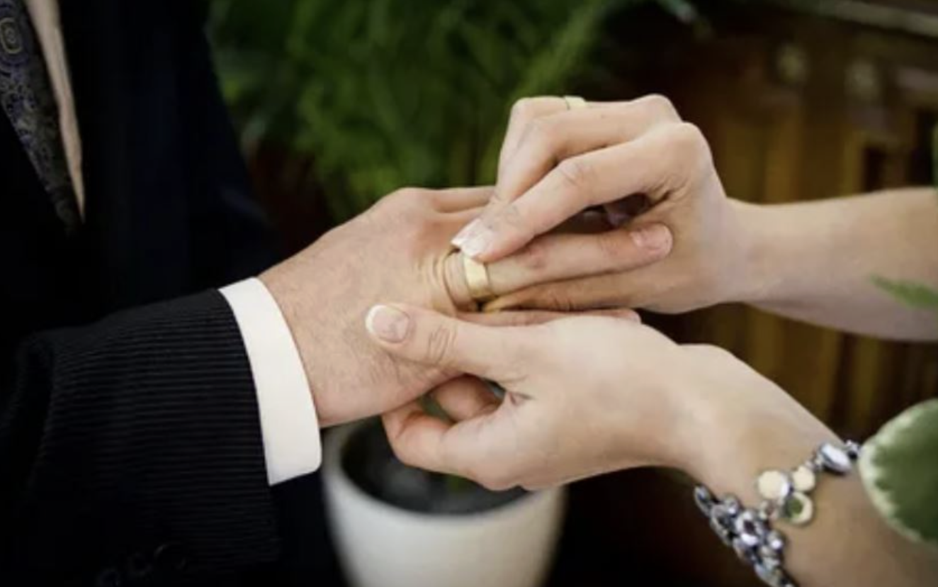 Петро сказав в суботу чекати сватів. Галина з мамою і сестрою приготували безліч смачних страв, накрили стіл, все прибрали. В той день дівчина ніяк не могла заспокоїтися. Кожні п’ять хвилин визирала у вікно. Вона вже почала хвилюватися. Вже і гості прийшли, сіли за стіл, а вона прислухалася до кожного звуку, що доносився з двору. Кілька разів вибігала на вулицю. Уже й сонце сіло за горизонт, а Петро так і не прийшов. Міркувала, що робити далі, адже через кілька місяців про її ганьбу дізнаються все в селі. Як дивитися людям в очі? А батьки? Що скажуть вони?