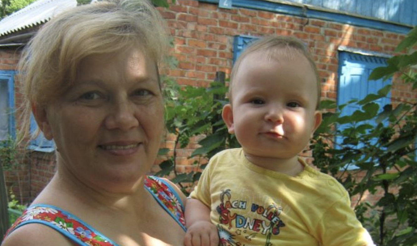 Дивно, але я дуже люблю свою свекруху. Я у шлюбі вже 18 років, і маю трьох дітей. Ми з нею чудово ладнаємо. Різниця у віці велика. До дня її народження я готувалася по-особливому. Я на всі свої накопичені rроші куnила їй духовку із конфорками. Вона переважно буває на дачі, а духовки в неї не було. Я думаю, що це найкращий подарунок для дачі. Ми поїхали до неї і вручили їй подарунок. Вона дуже зраділа, сяяла від щастя. Потім покликала мене до кімнати. Я не знала, навіщо вона мене кликала. Але коли я побачила, що…