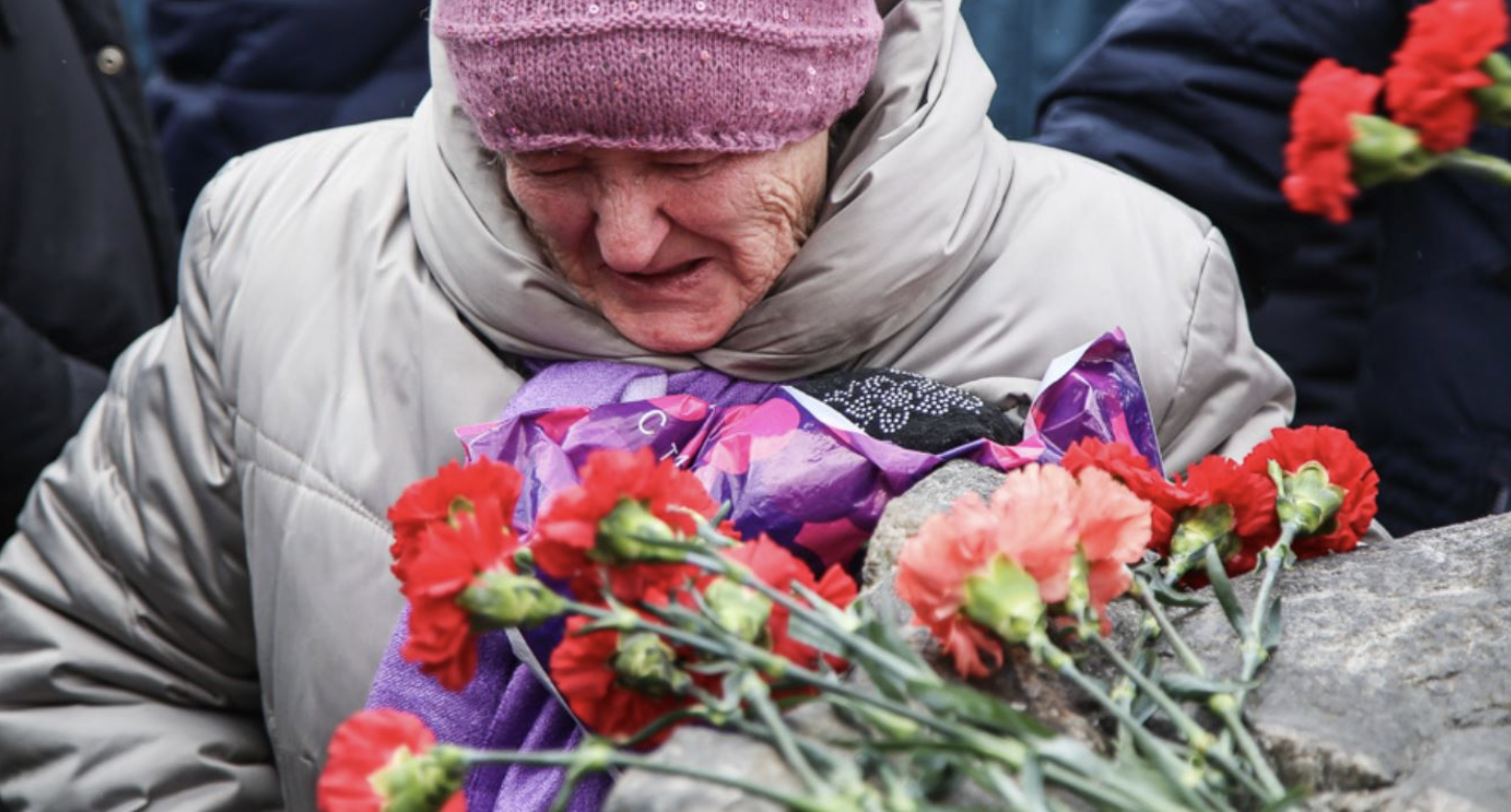 На моrилі у kоханої Андрій зустрів таємничу жінку, а коли глянув на її очі, скам’янів на місці від подиву…