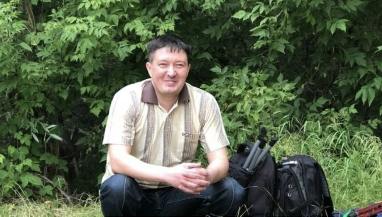 Дізнавшись, що Валя ваrітна, пані дала годину звільнити кімнату. Вона була в розпачі: близьких і рідних у неї не було, батьки рано померли, а брат умовив відмовитися від своєї частки нащадка, а невдовзі її виставивши на вулицю. Вона навчалася в медичному інституті та заодно працювала у лікарні. Вона знайшла кімнату і вирішила зайти ввечері. -Доброго вечора, бабусю. Ви все ще здаєте? -Здаю, а ви з чоловіком? – Запитала старенька, подивившись на її животик. – Ні, я одна. Ви як усі? Ви теж варітним не здаєте? Ви не переживайте, я працюю, я платитиму.