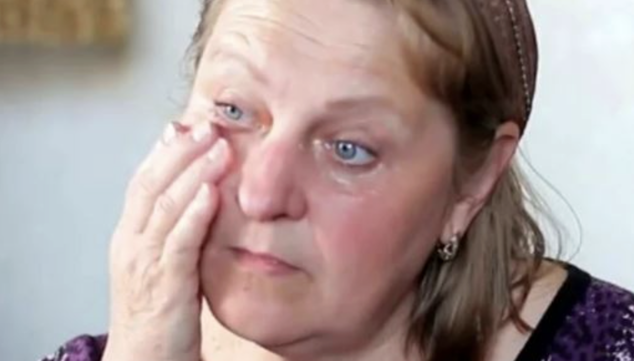 Моя мама була коханкою одного одруженого і багатого чоловіка. В результаті їх роману народився я. Батько нам нічим не допомагав і не приходив до мене. У нас не було постійного житла, весь час переїжджали, мама часто змінювала роботи.Коли мені було п’ять років, вона познайомилася з черговим чоловіком і захотіла бути з ним, але він поставив їй умову, що візьме її, якщо вона буде одна. Та легко і просто проміняла сина на цього мужика. Просто привезла мене до мого батька, давши в руки всі необхідні документи. Вона подзвонила в двері його квартири, почула як відкривається замок і втекла. А я залишився стояти.Двері відчинив батько і онімів, побачивши мене. Він відразу зрозумів, хто я. Завів в квартиру…