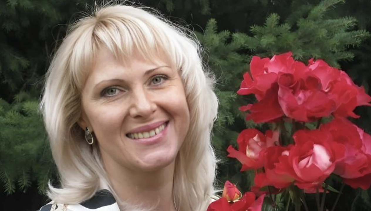 Роки йшли, а я мовчала і терпіла. Ілля все більше почував себе господарем і починав «качати права». Свекруха померла, син закінчив школу і поїхав до Києва. Там він одразу знайшов роботу та повідомив, що додому не повернеться. Мені вже не було за що тут триматися.