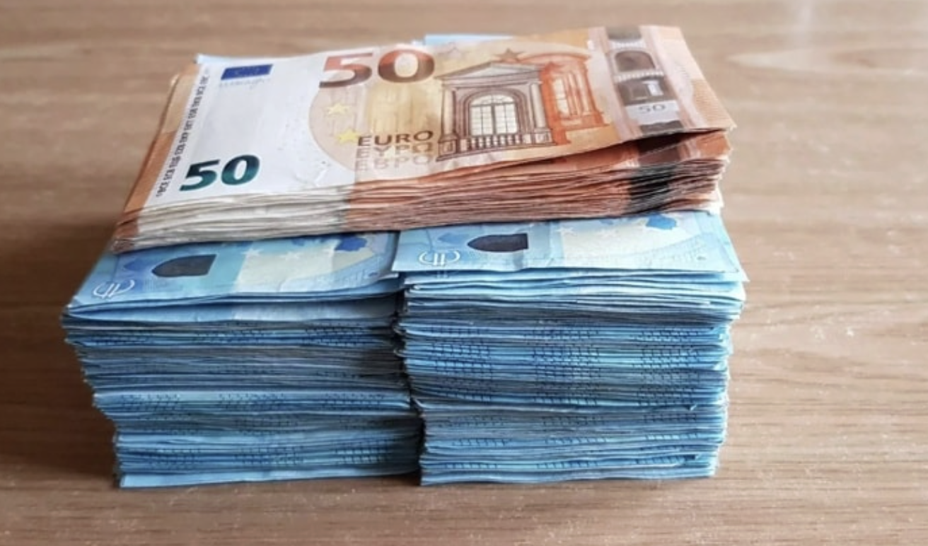 Я збирала довгі роки, щоб повернути борг своїй сестрі. Але щойно я вручила їй гроші – вона здивувала мене своєю заявою.