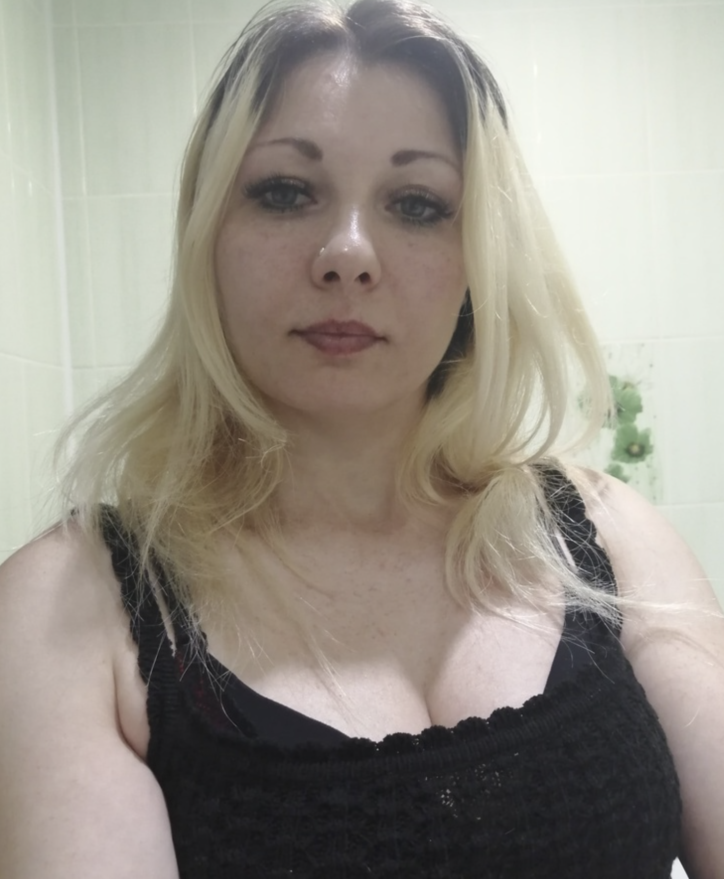 — Юлю, не починай. Будь ласка. Вони пробудуть тиждень, максимум два. Потім з’їдуть. Ти ж розумієш, що їм справді нікуди йти? — Розумію. Але це не дає права вдиратися в мій простір. — Юль, я зараз зайнятий. Давай увечері спокійно все обговоримо. Гаразд?