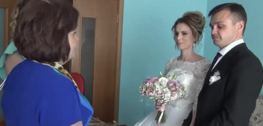 За три дні до весілля до села приїхала жінка із вагітною дівчиною Ваша дівка ще знайде когось, а моя на восьмому місяці вже.