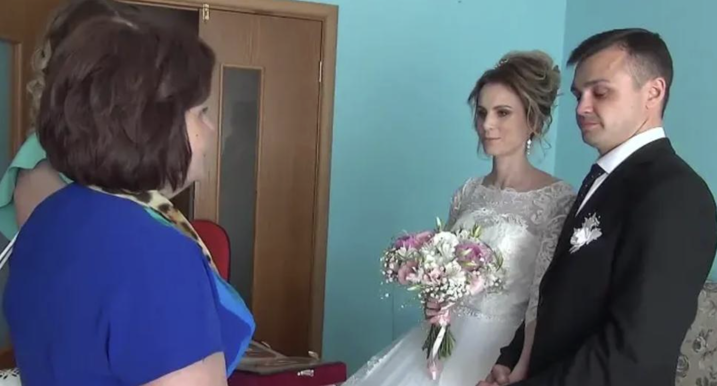 За три дні до весілля до села приїхала жінка із вагітною дівчиною Ваша дівка ще знайде когось, а моя на восьмому місяці вже.