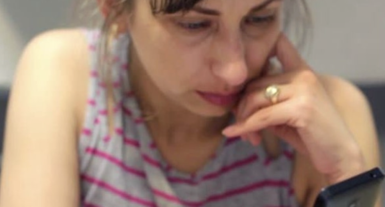 Дізнавшись про зраду чоловіка з моєю найкращою подругою, я зібрала свої речі та поїхала до іншої країни. Пройшло багато років, і раптом до мене надійшов дзвінок від подруги…