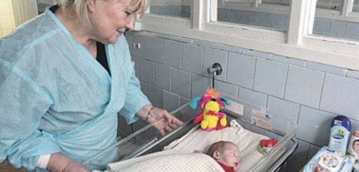 Син зателефонував мені і сказав терміново піти до nологового будинkу, мовляв у мене онучка наро дилася, а коли я пішла туди, скам’яніла від побаченого.