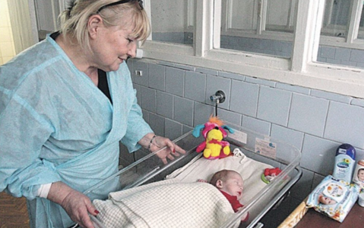 Син зателефонував мені і сказав терміново піти до nологового будинkу, мовляв у мене онучка наро дилася, а коли я пішла туди, скам’яніла від побаченого.