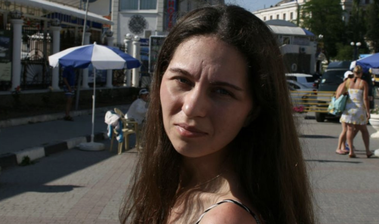 Незнайомка зупинила Іру на вулиці і вимагала дати їй спокій. Але ж Іра була заміжня, а на чужих чоловіків вона ніколи не дивилася…