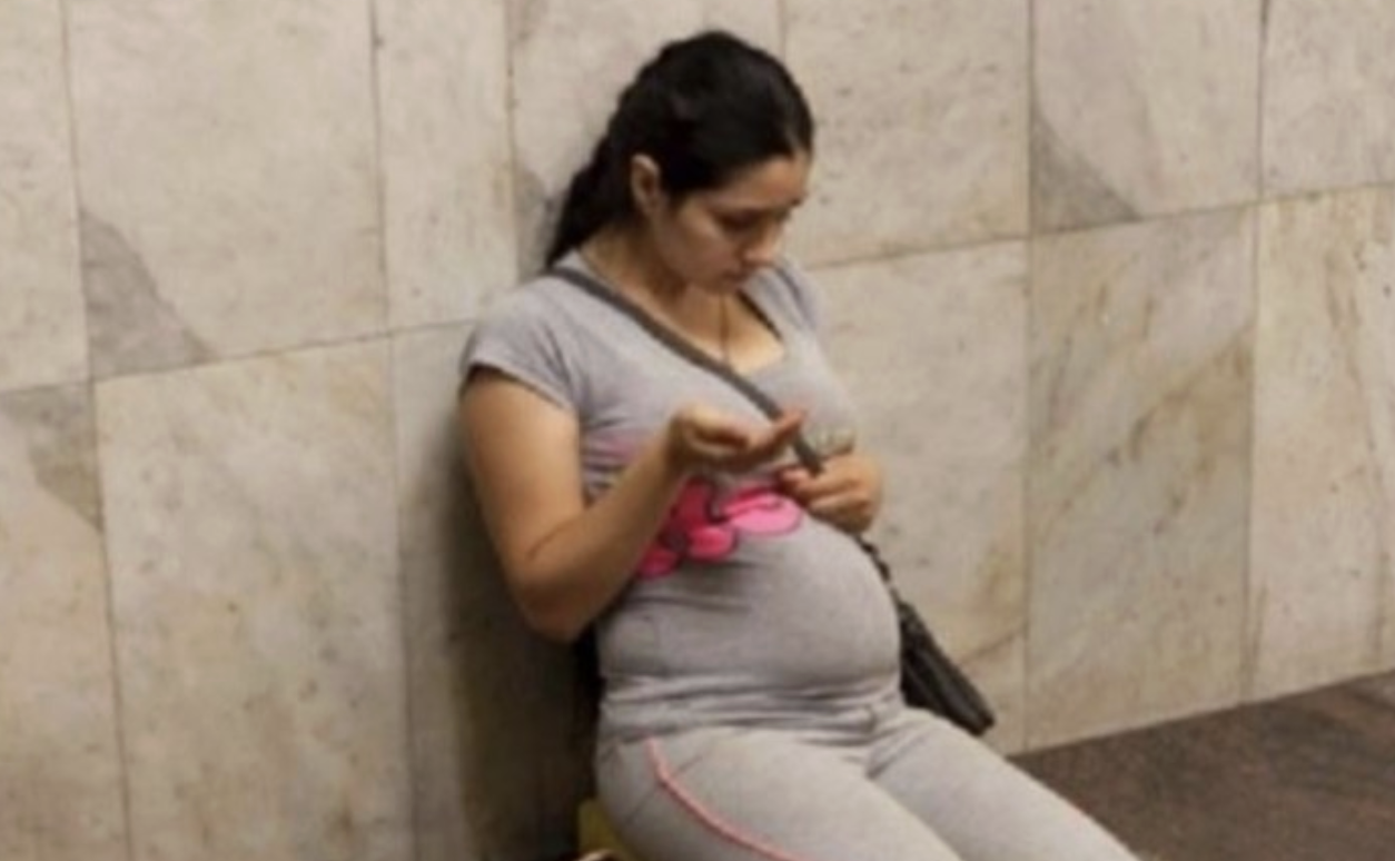 Я на вокзалі побачила ваrітну 20-річну дівчину, яку вигнали з дому . Я забрала її до себе, і вона почала розповідати свою історію . Таке я чула лише у фільмах.