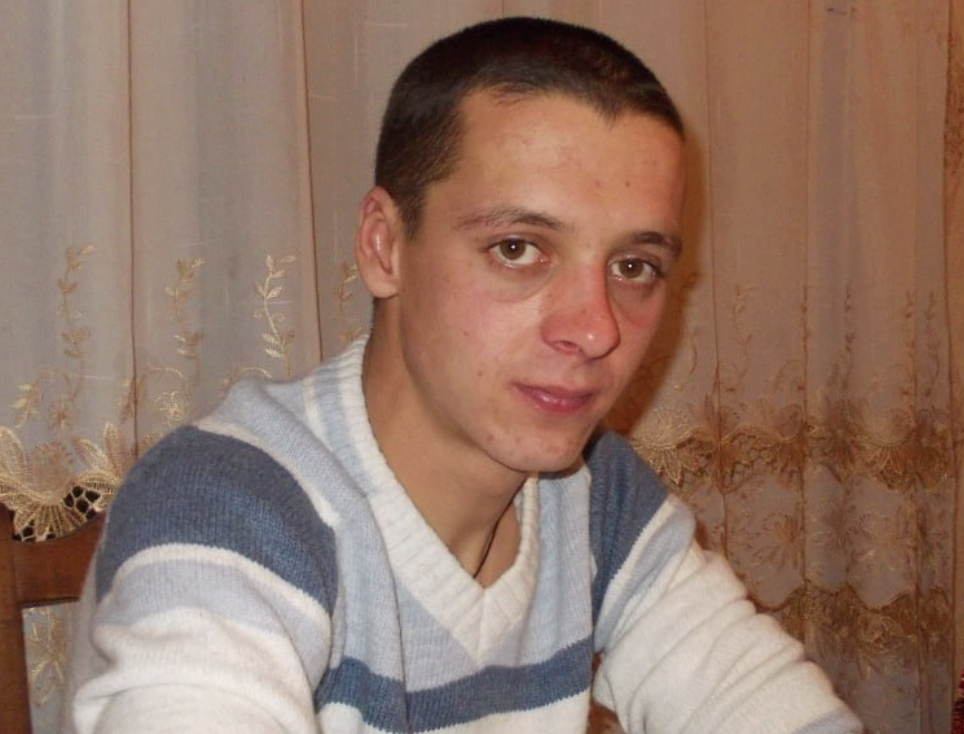 Мені 37 років, а й досі живу з мамою. Не те щоб я не хотів жити сам – просто якось так склалося. Після універу було зручно: мама готувала, прала, все прасувала.Потім з’явились перші стосунки – не склалось. Друга дівчина – теж ні. А далі просто звик. Тепер не знаю, як бути і прошу вашої поради, бо мама перегинає палку. Те, що вона на днях зробила змусило набратись такого сорому перед знайомити, що й згадувати не хочу. Невже так буде завжди?