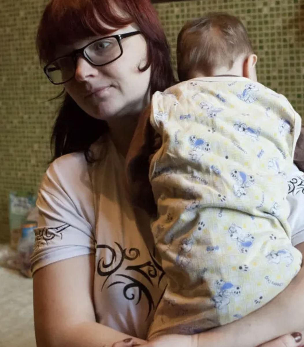 Я народилася, як потім стало відомо, в дуже бідній сім’ї. Моя мама (якщо можна так назвати її) пила з різними чоловіками, поки я голодувала