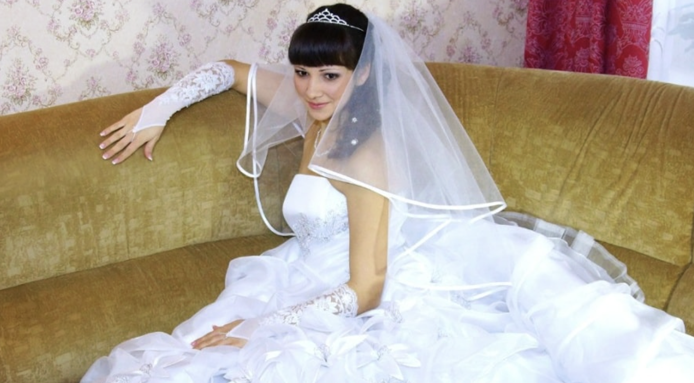 В день весілля Віра сиділа в кімнаті і чекала нареченого. У той момент відчинилися двері і ввійшов усередину колишній з мамою. Вони взяли її за руку, тягли з дому…