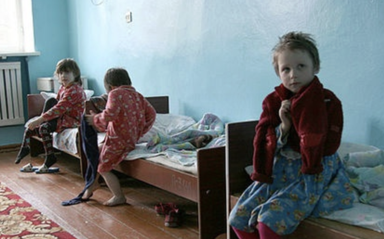 Коли Миколі було 8, батьки віддали його до дитя чого будинку, тому що у них не було грошей. І варто було синові розбагатіти у майбутньому, як вони згадали про нього…