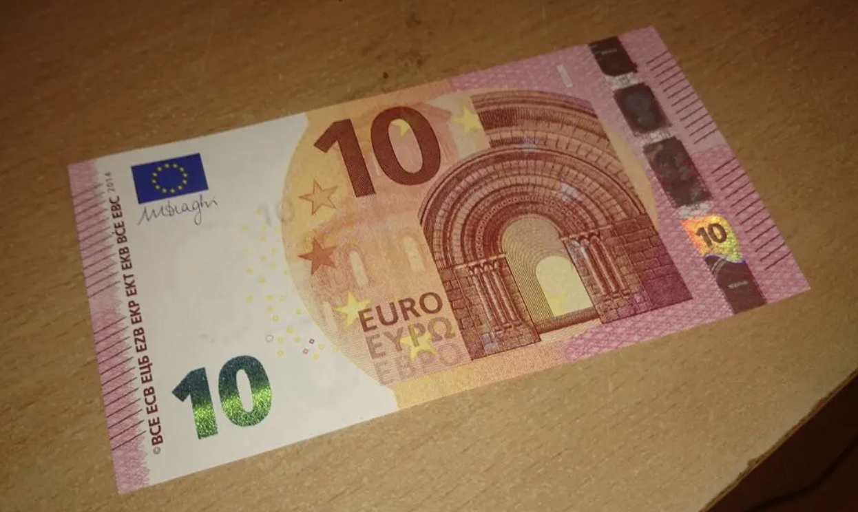 Ми приїхали побачити свекруху, яка 14 років в Німеччині була. За вечерею вона дістала пакунок з грошима. Її вчинок вразив усіх…