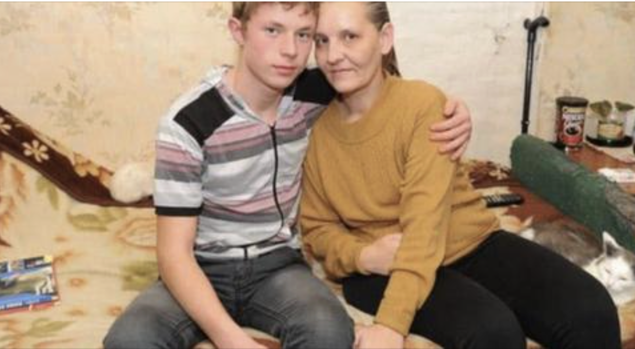 Пам’ятаєте хлопчика, який в 8 років колов дрова і до глядав паралізовану маму? Через 8 років ЗМІ були աоковані, дізнавшись, що відбувається в цій сім’ї …