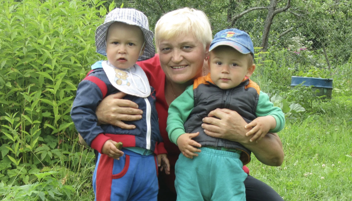 Після похорону чоловіка Марта поїхала закордон на заробітки. Бо треба дітей підіймати на ноги. Однак, замість грошей вона привезла нового чоловіка!